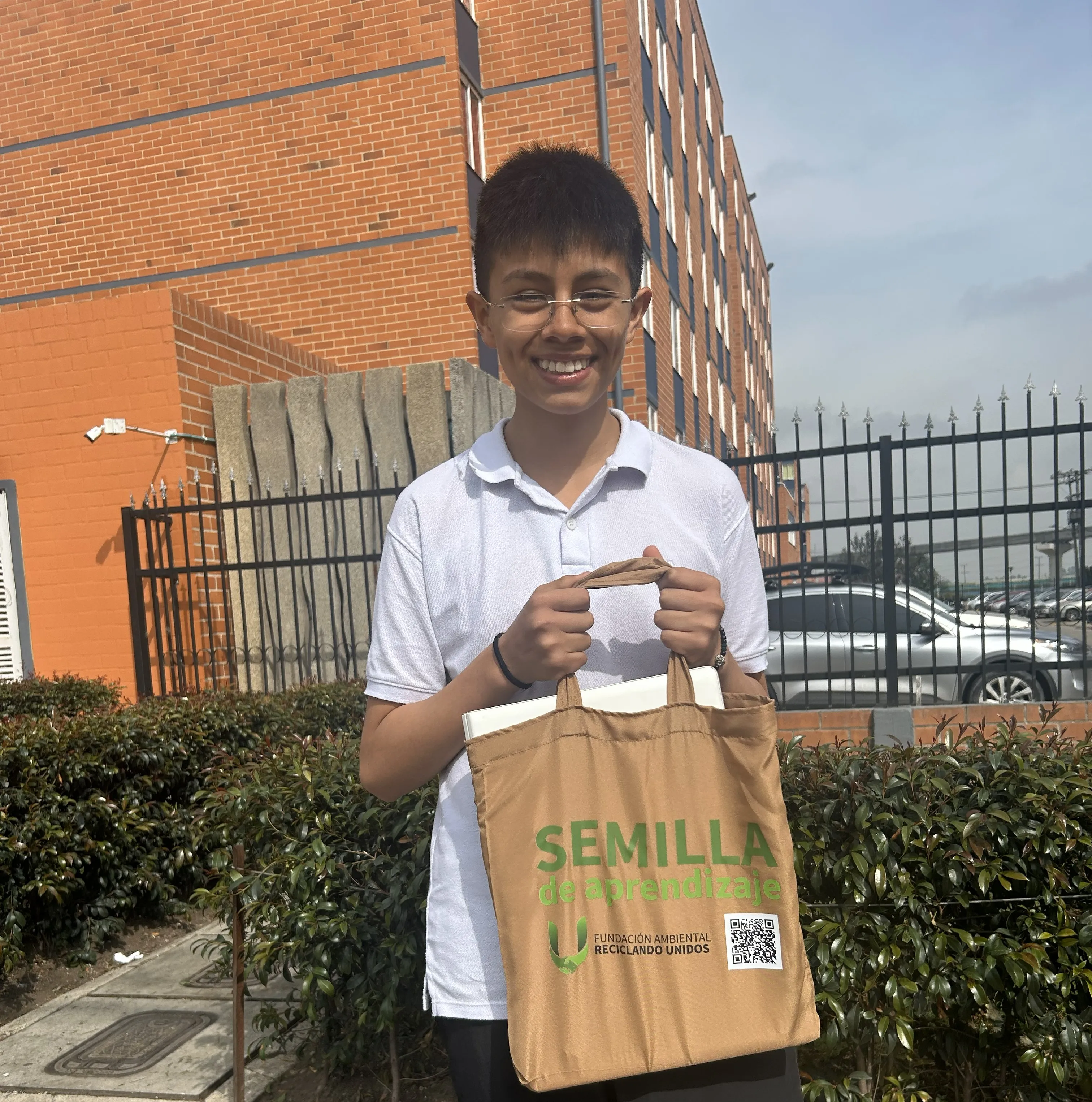 Imagen representativa de Donar computadores a niños, estudiantes de secundaria y bachillerato en Fundación Reciclando Unidos