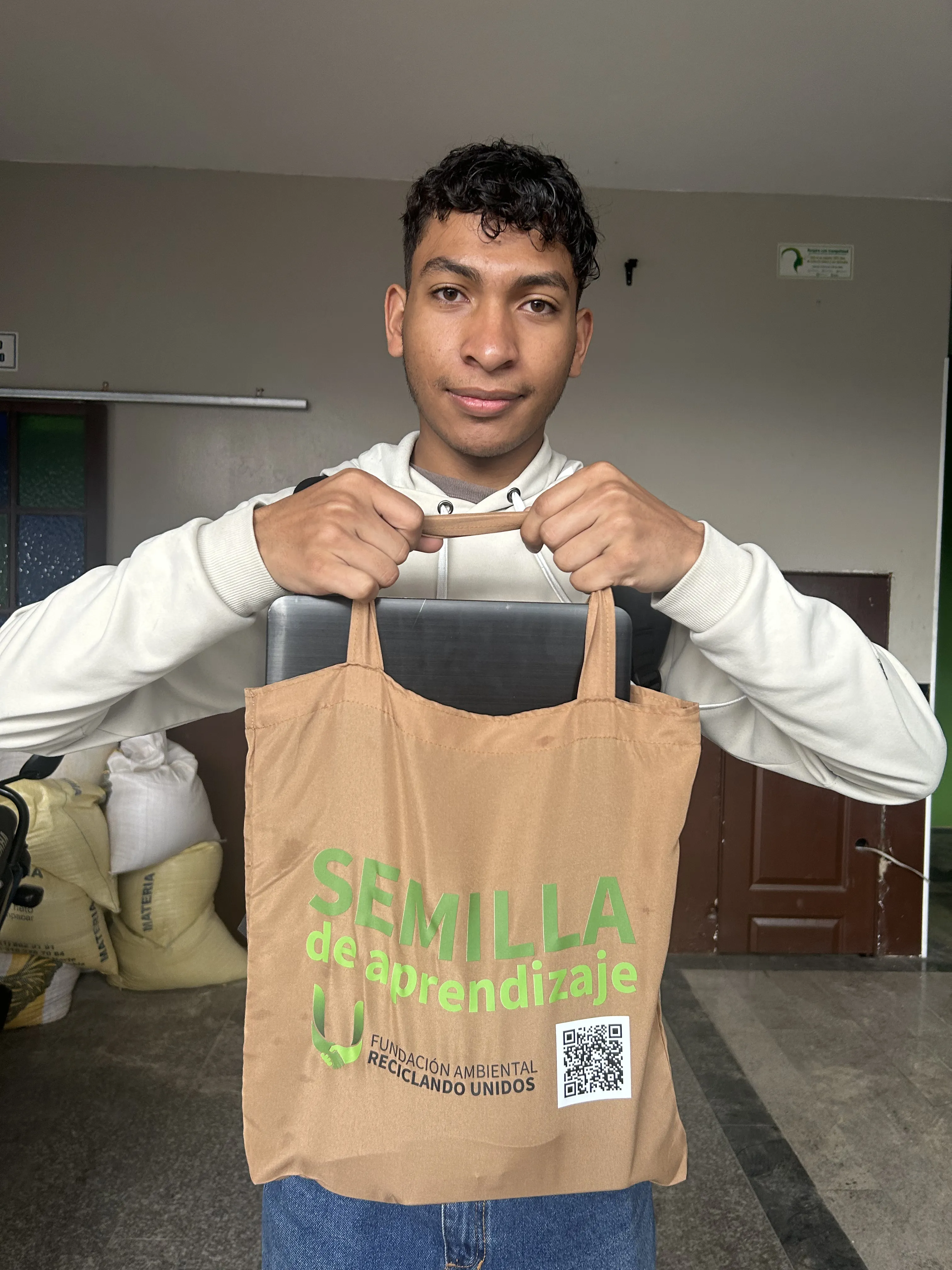 Imagen representativa de Donar computadores a estudiantes universitarios en Fundación Reciclando Unidos