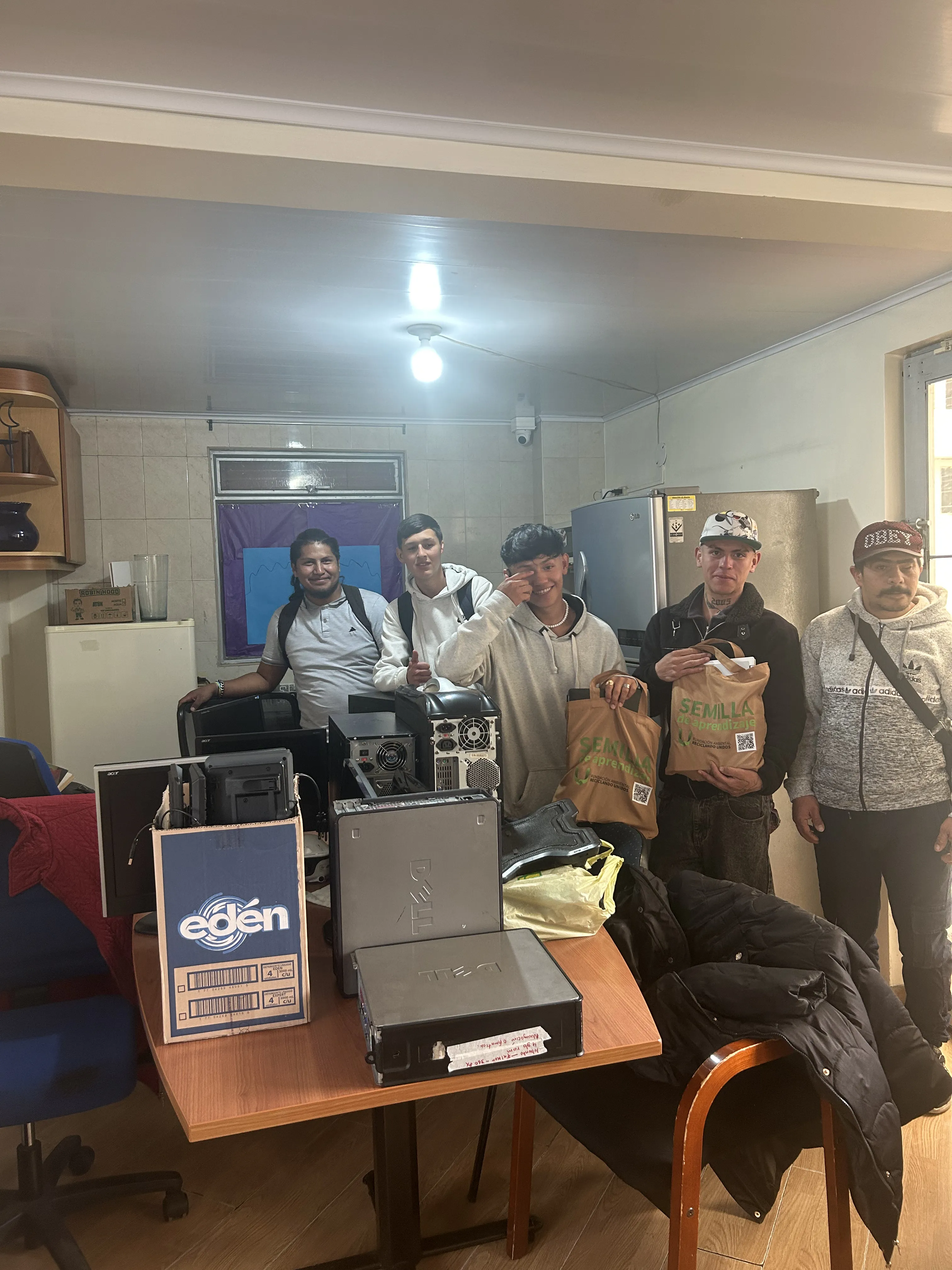 Imagen representativa de Donar computadores de empresas a instituciones educativas en Fundación Reciclando Unidos